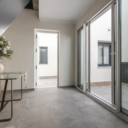 Trajano Premium Estudios By H Apartment *